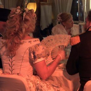 Humanitarni bal krinolina na botelu Marina