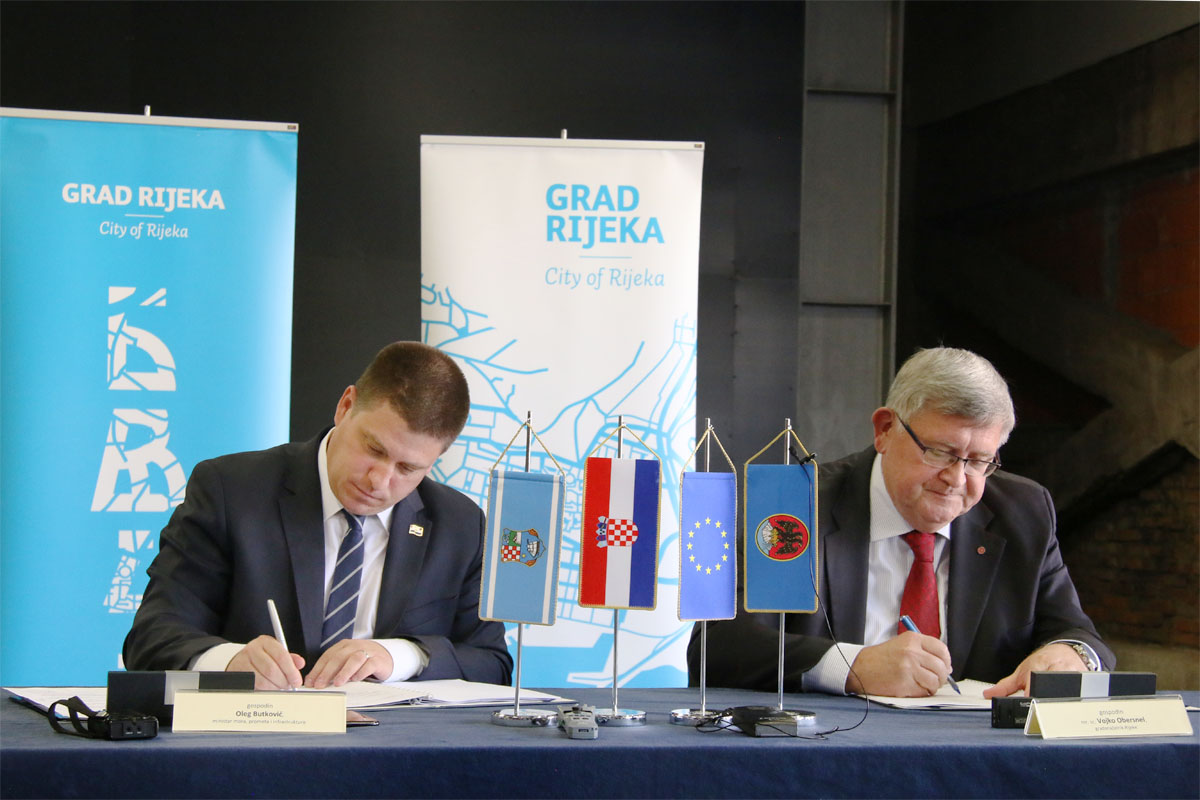 Ministar mora, prometa i infrastrukture Oleg Butković i gradonačelnik Rijeke Vojko Obersnel potpisali