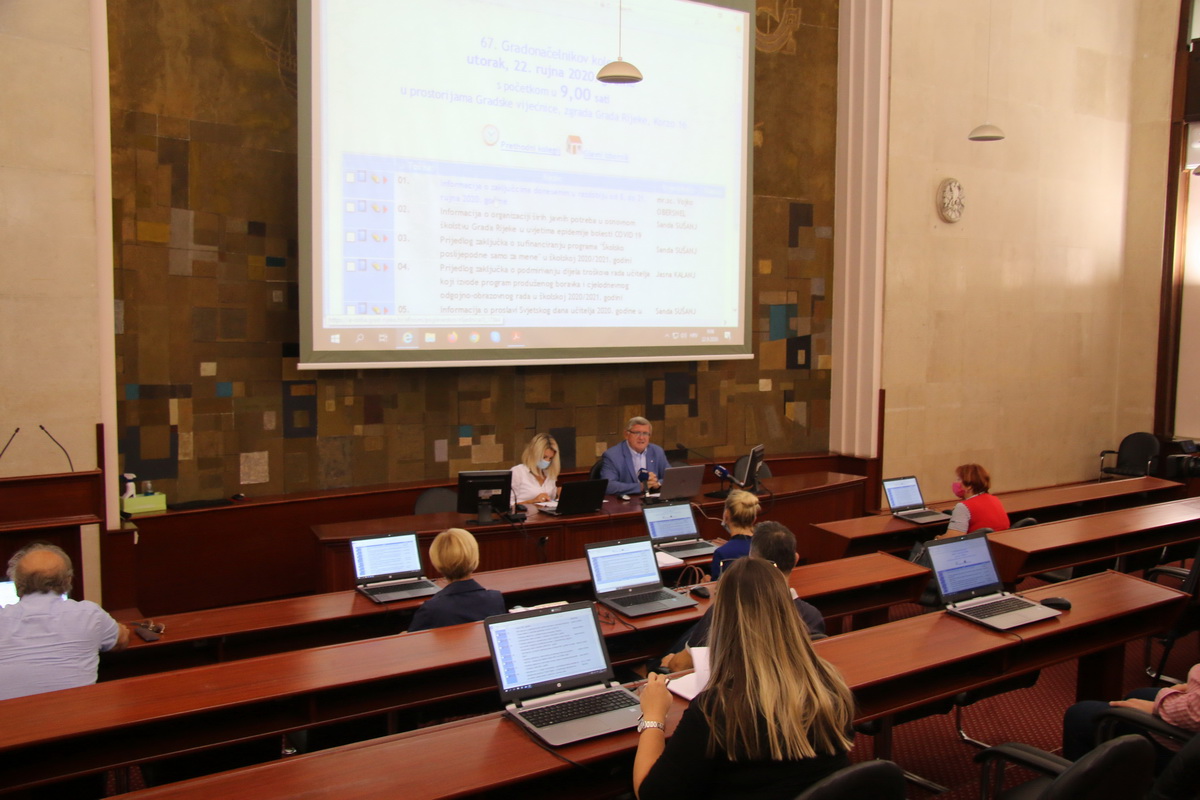 Gradonačelnik Obersnel osvrnuo se na reakcije na postavljanje zvijezde na Riječki neboder
