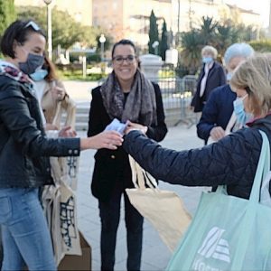 Organizatori projekta proteklog vikenda dijelili platnene vrećice na tržnici