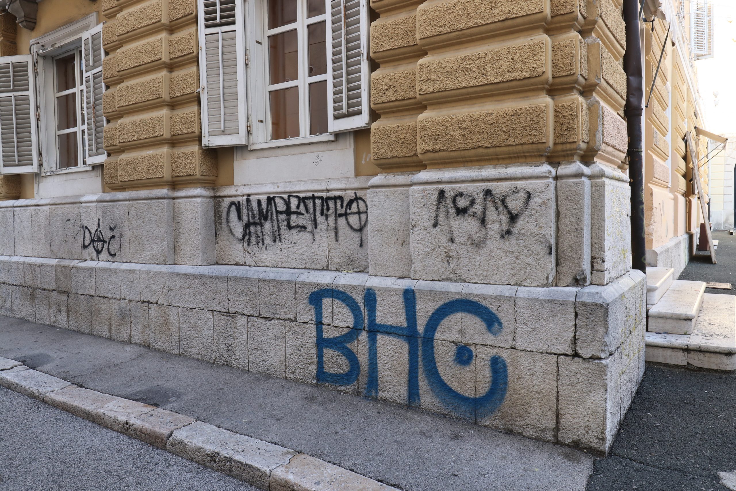 Grafitima na pročeljima zgrada se uništava imovina i nagrđuje grad