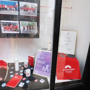 Izložba-„Volonteri-–-srce-prijestolnice“-na-postamentima-na-Korzu-4