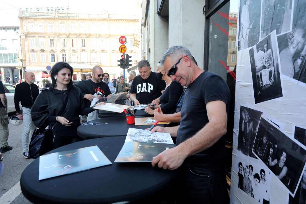 Potpisivanje albuma / Foto Goran Kovačević