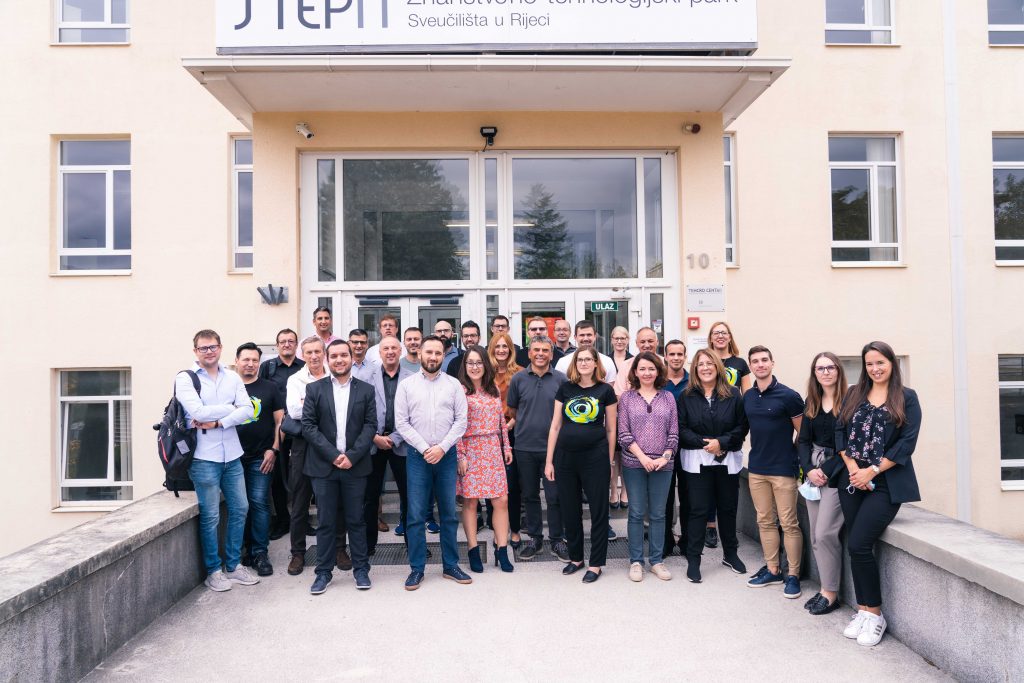 Sudionici programa s mentorima / Foto: Step Ri, press