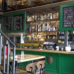 Po piće se dolazi za šank, a hrana poslužuje