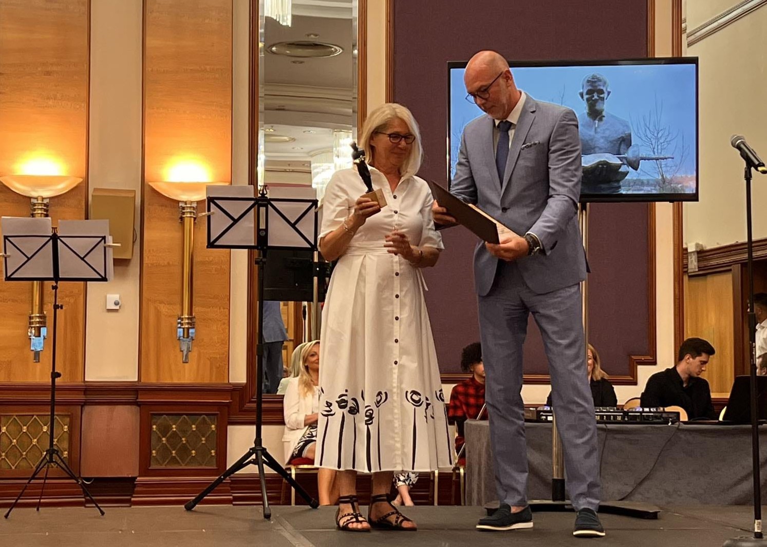 Predsjednici RSS-a Dorotei Pešić Bukovac nagradu je uručio glavni tajnik HOO-a Siniša Krajač