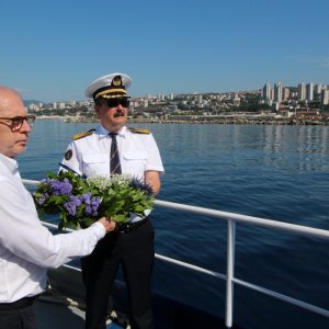 Polaganje vijenca u more - Goran Palčevski i Darko Glažar