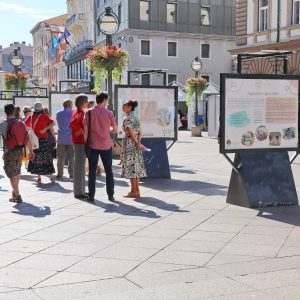 15 godina postojanja udruge UZOR - izložba na postamentima na Korzu