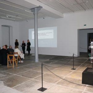 Predstavljanje sklulpture Jezgra (Okovano staklo) Raoula Goldonija u MMSU