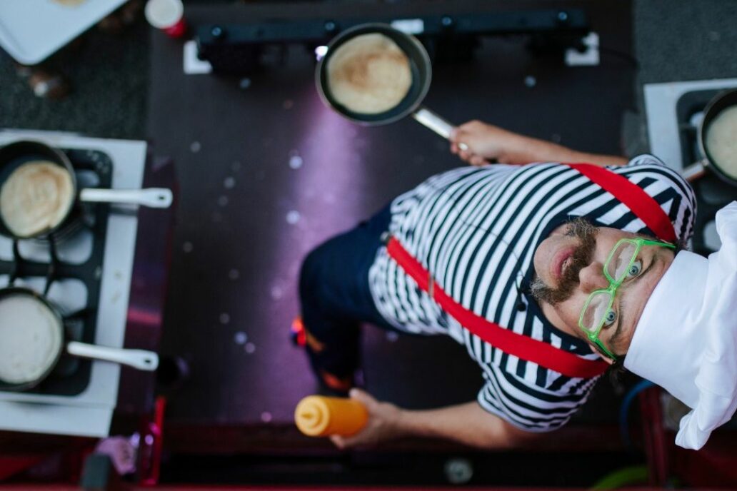 Flying Pancakes Circus Marka Klauna