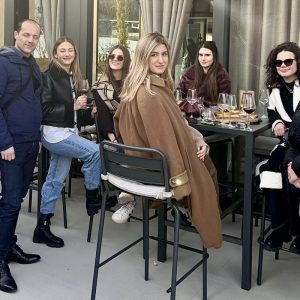 Dekan Marko Perić sa studentima u Floria Glamping Gardenu