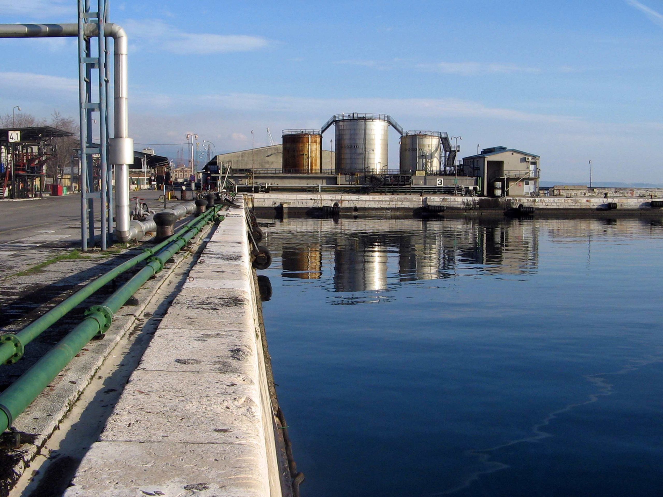 Petrolejska luka / Foto Velid Đekić;