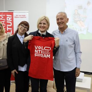 Anamarija Kruljac, Iva Rinčić i Nikola Cimeša – gradonačelnica s volonterima koji su danas dobili pohvalnice SMART-a za svoj doprinos