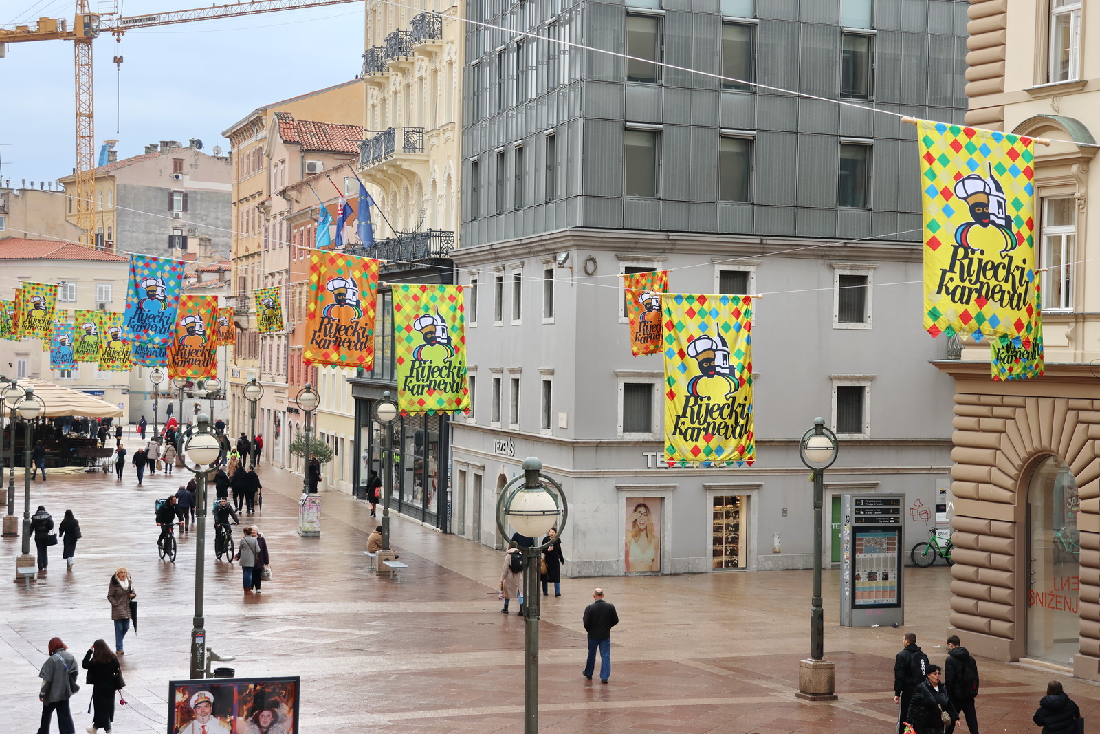 Na Korzo stigle karnevalske zastave