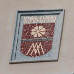 Grb u Murano staklu 1989. godine na zgradi Biskupije u Poreču