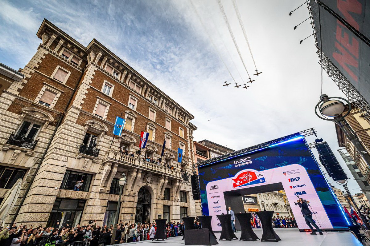 Spektakularnu večer upotpunio je prelet zrakoplova