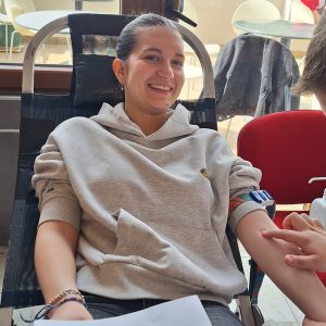 Maturantica na dobrovoljnom darivanju krvi